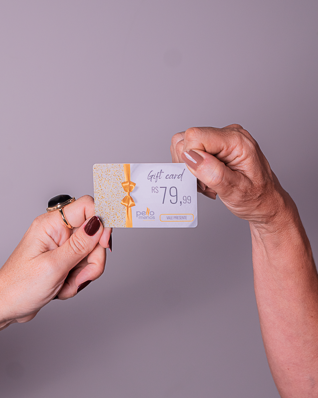 Cartão presente Pello Menos de R$ 79,99 nas mãos